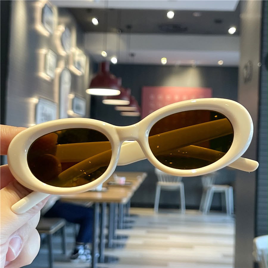 Retro oval sunglasses