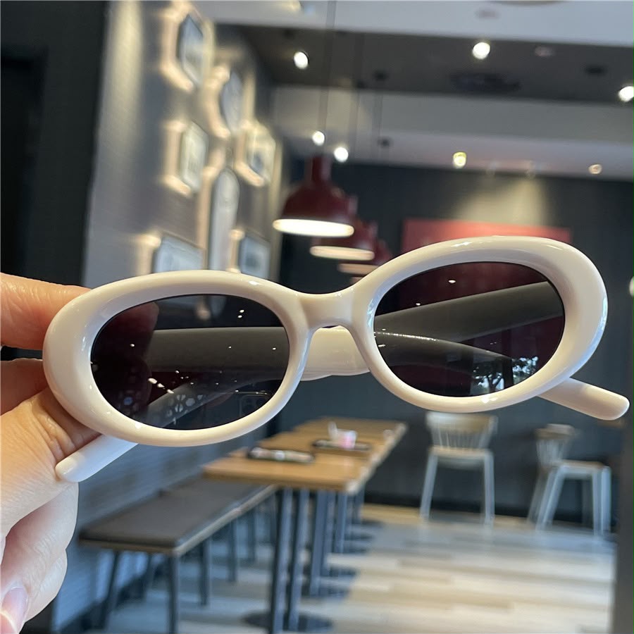Retro oval sunglasses