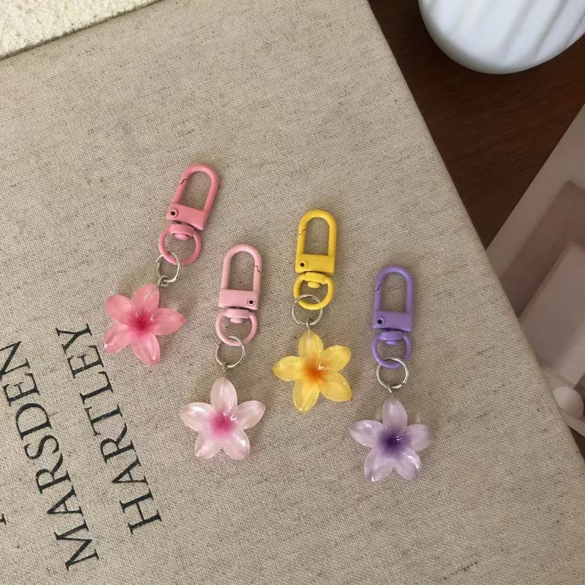 Transparent Daisy keychains