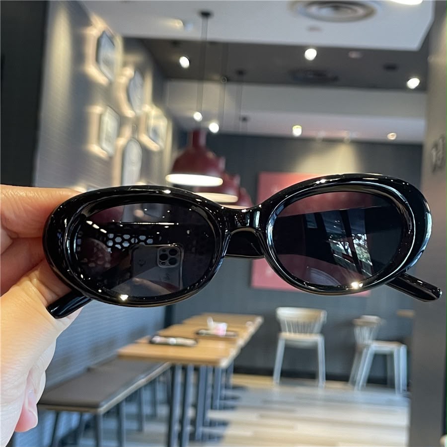 Retro oval sunglasses
